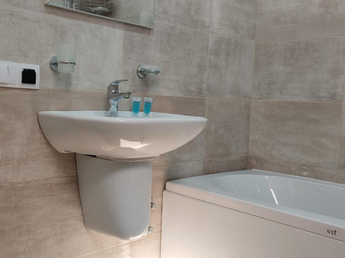 Pushkin Street Pearl Hotel Кутаиси Екстериор снимка
