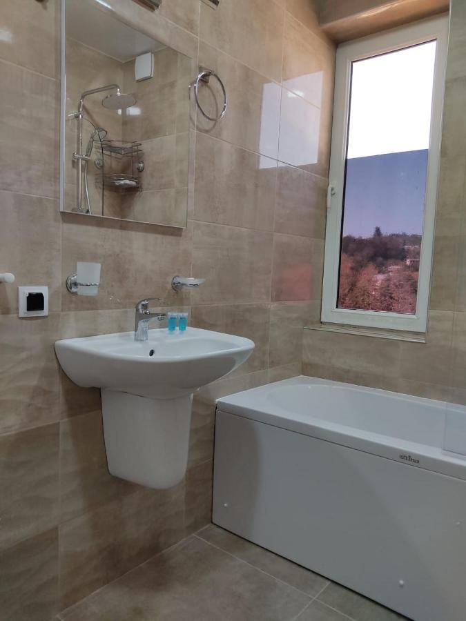 Pushkin Street Pearl Hotel Кутаиси Екстериор снимка